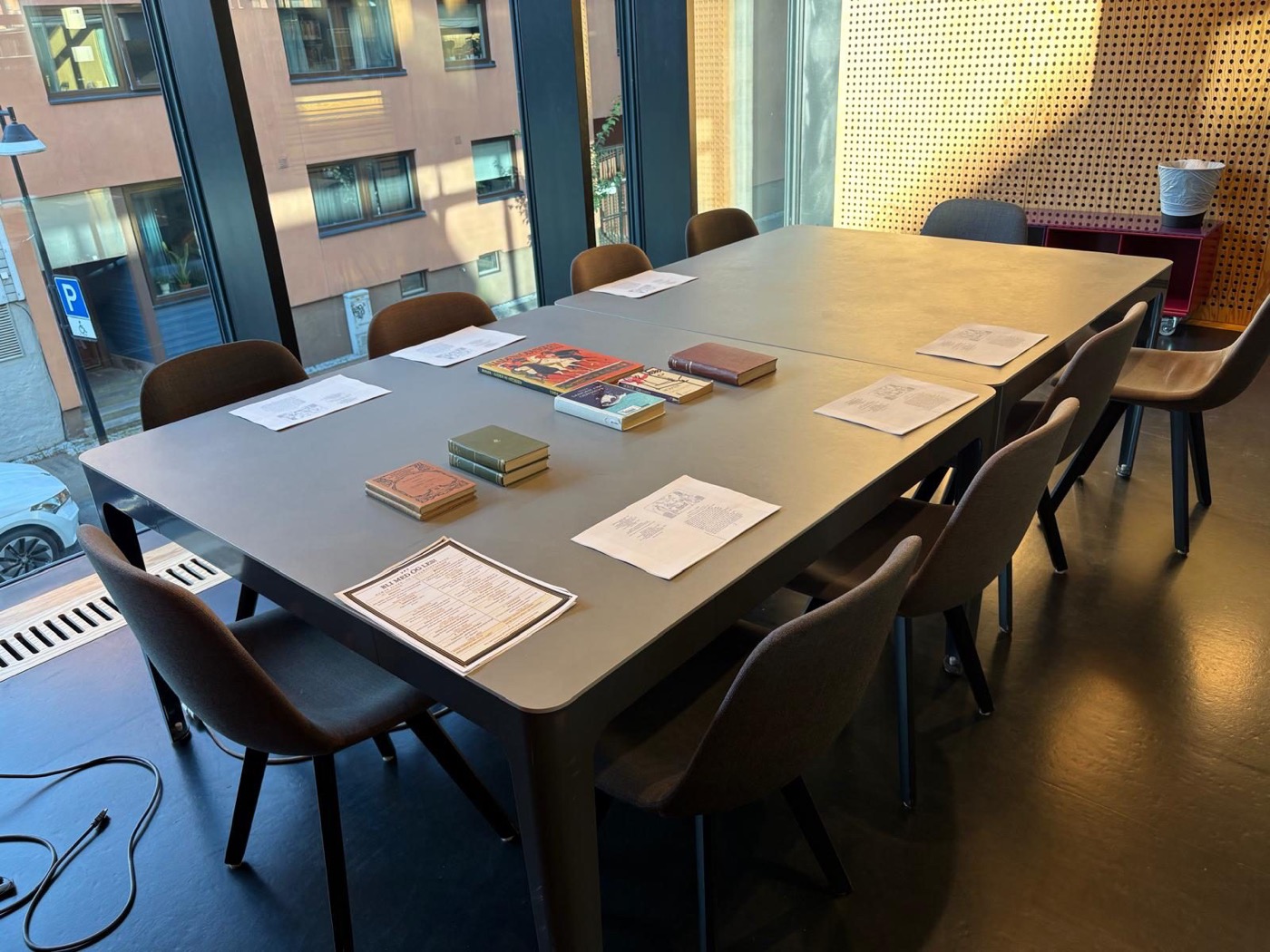 Grupperom på Hamar bibliotek: bord, kopierte tekster