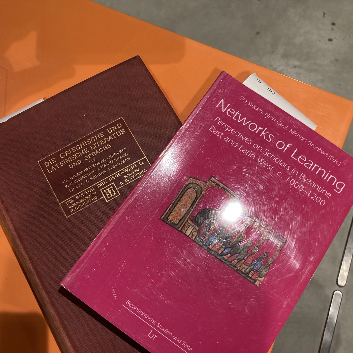 To fjernlån på et bibliotekbord