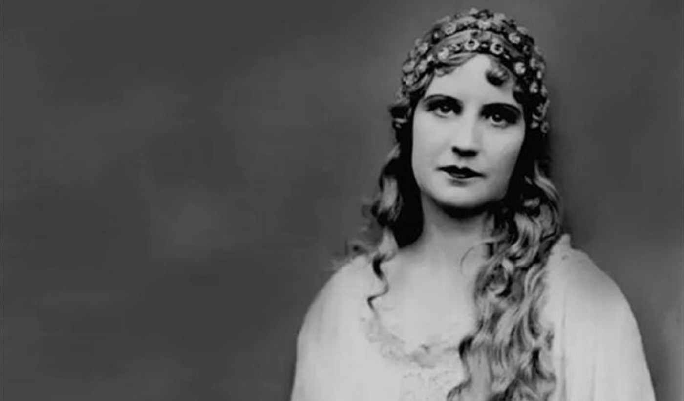 Portrett av en sopran i rollen som Isolde